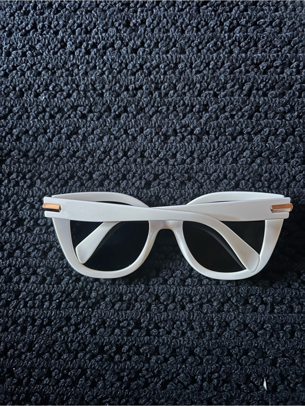 White Cat Eye Sunglasses 🕶️ with Gold Accents - 100% UV Protection - Picture 2 of 2